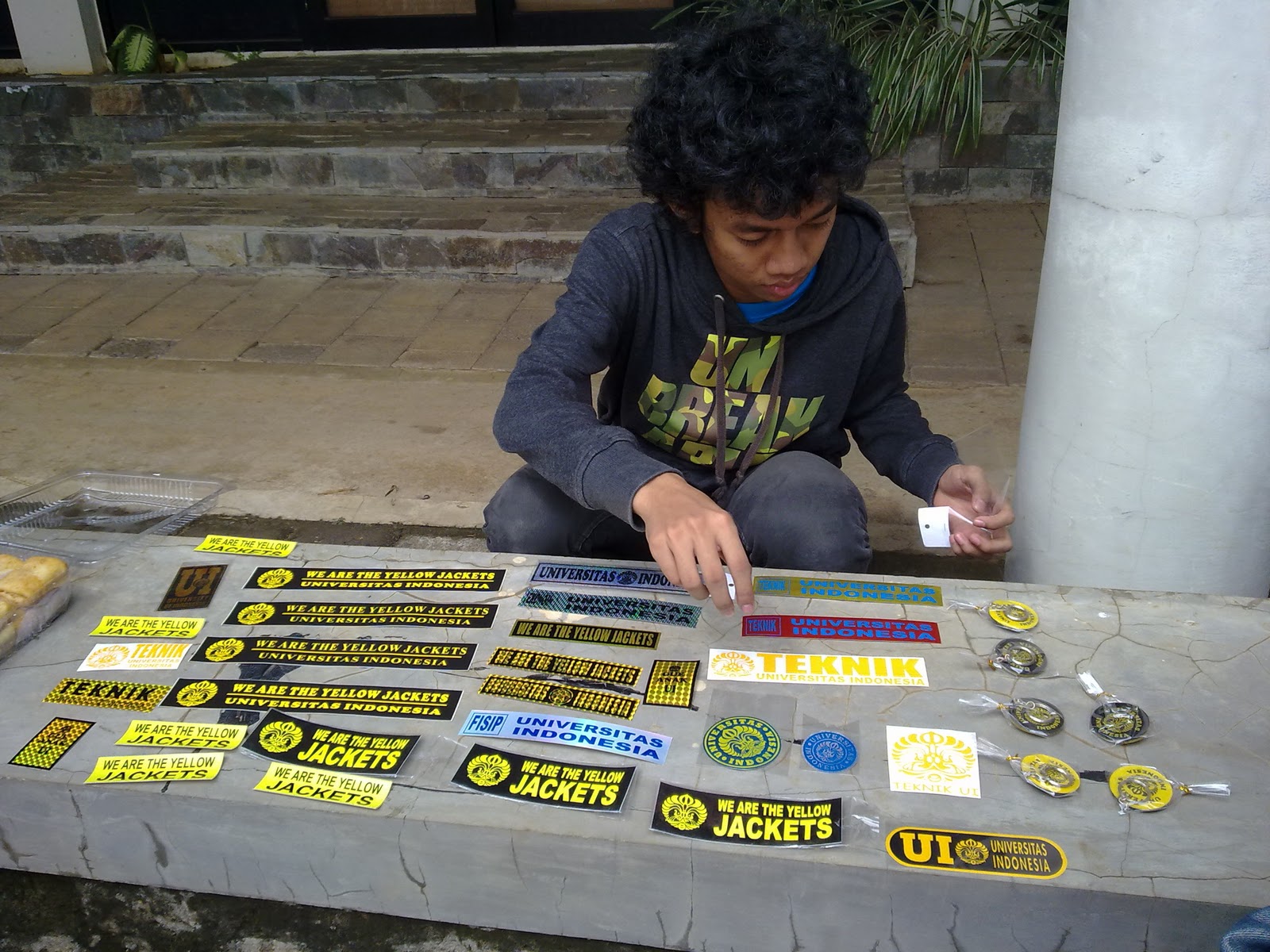 8 Sticker Mainstream di Kaca Belakang Mobil