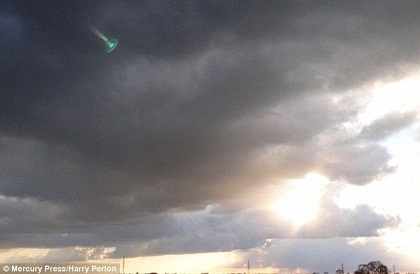 Penjelasan Kasus Foto Ubur-Ubur Langit Groningen, Refleksi Antara Lensa Dan UFO