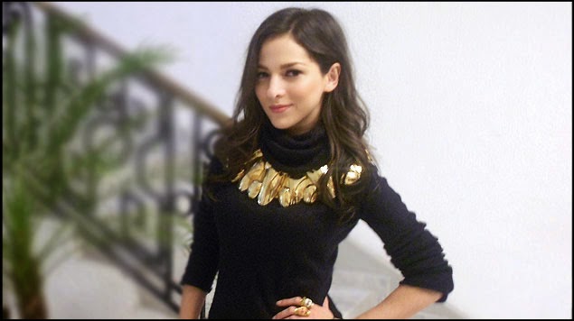 Penyanyi Cantik Berbaju Hijau di Theme Song World Cup 2014 The World is our