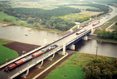 Jembatan Sungai Di Atas Sungai (Photo)