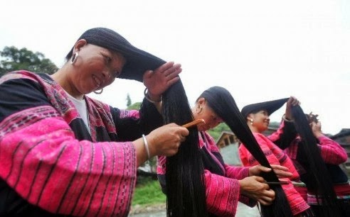Hiiiii desa ini semua penduduk wanitanya rata-rata panjang rambutnya 1,7 meter 