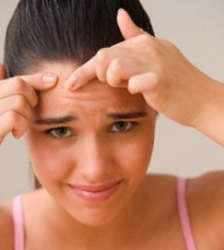 9 Kebiasaan Buruk Yang Menyebabkan Jerawat di Wajah Anda