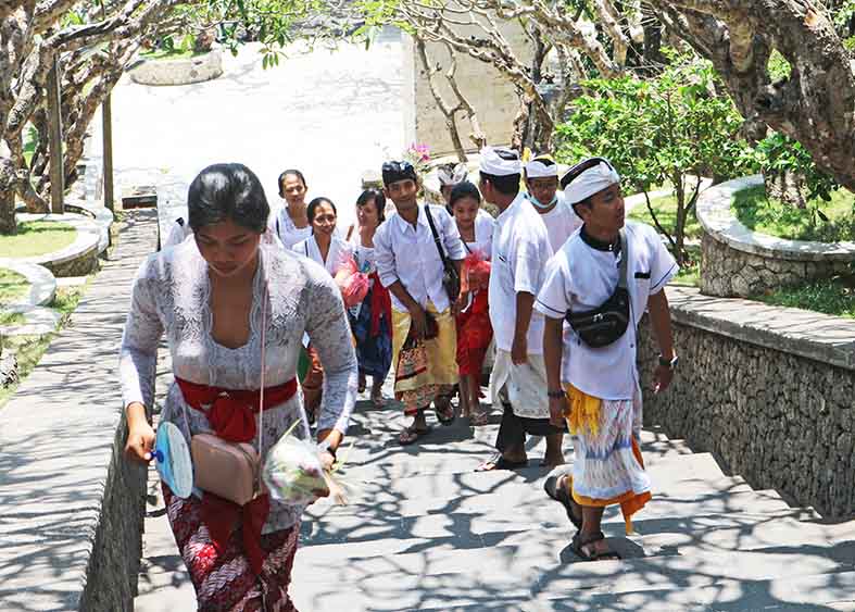 Primadona Pulau Dewata, Puru Luhur Uluwatu Bali!