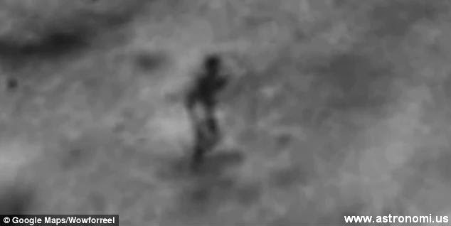 Foto Sosok Misterius Mirip Manusia Berjalan di Permukaan Bulan