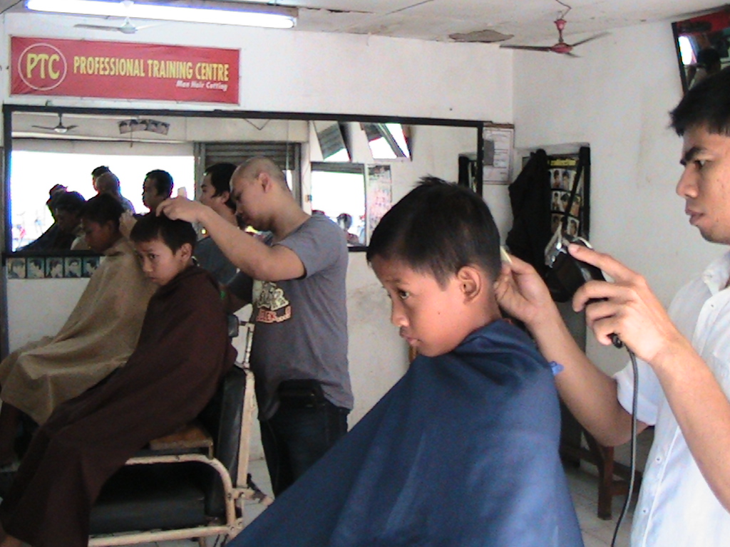 Terjual KURSUS POTONG  RAMBUT  PRIA  PROFESIONAL KASKUS