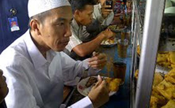 &#91;Foto&#93; Pejabat ini makan di warteg siang siang dengan wajah tanpa dosa