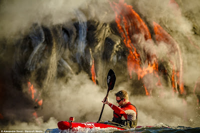 &#91;Must See&#93; Ekstrim, Mendayung Perahu di Antara Lelehan Lava