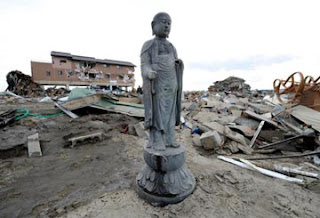 &#91;wow&#93; tsunami-pun tidak sanggup merobohkan patung ini.!!