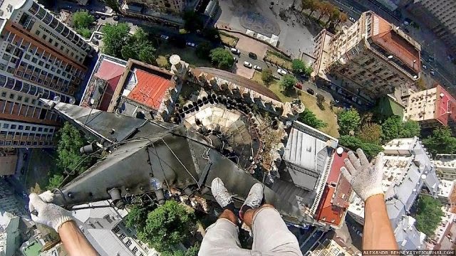 Gokil, Ini Foto Narsis Pakai Tongsis yang Bikin Merinding Gan 