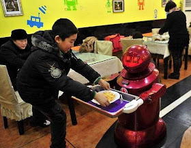 Uniknya Restoran Robot di Harbin, China