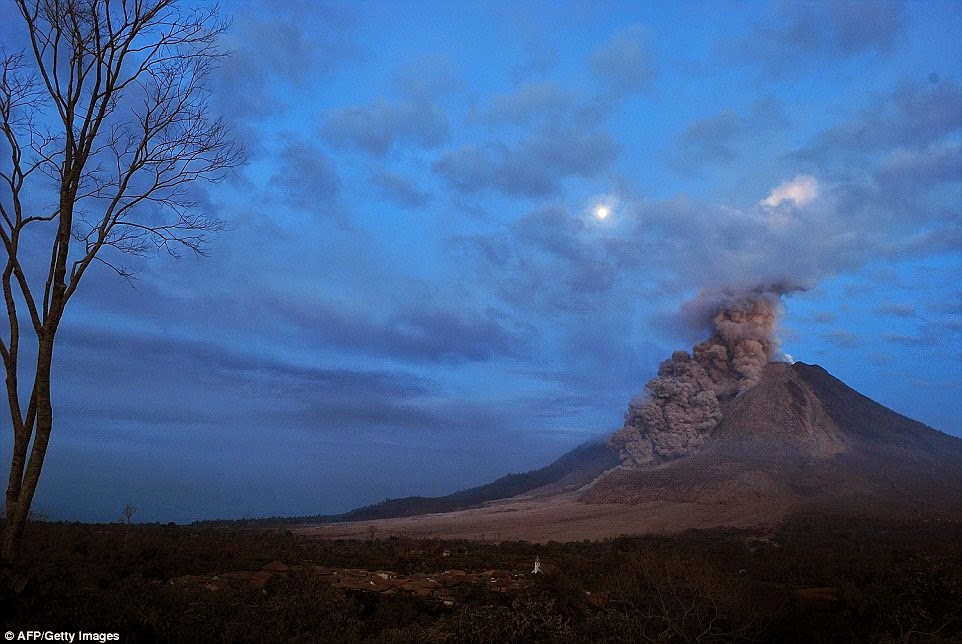 Foto-Foto Dahsyatnya Letusan Erupsi Gunung Sinabung