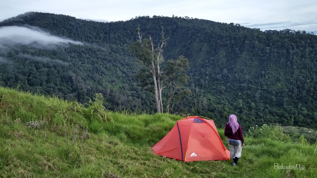 &#91;Catper&#93; Menapaki Gunung Artapela Bandung Berdua Bersama Istri