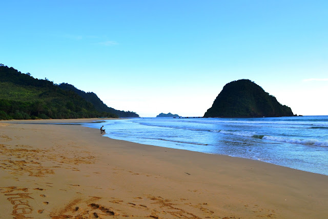 Eksotisme Pulau Merah