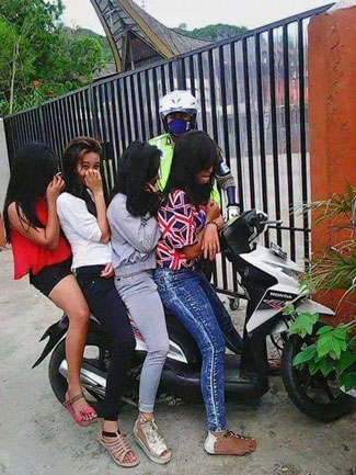 CEWEK CANTIK SAAT NAIK MOTOR DI JALAN MEMBUAT GAGAL FOKUS