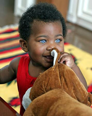 Bocah Afrika Bermata Biru