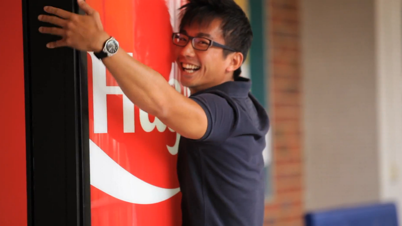 Peluk dan Dapatkan Coca-Cola Gratis..