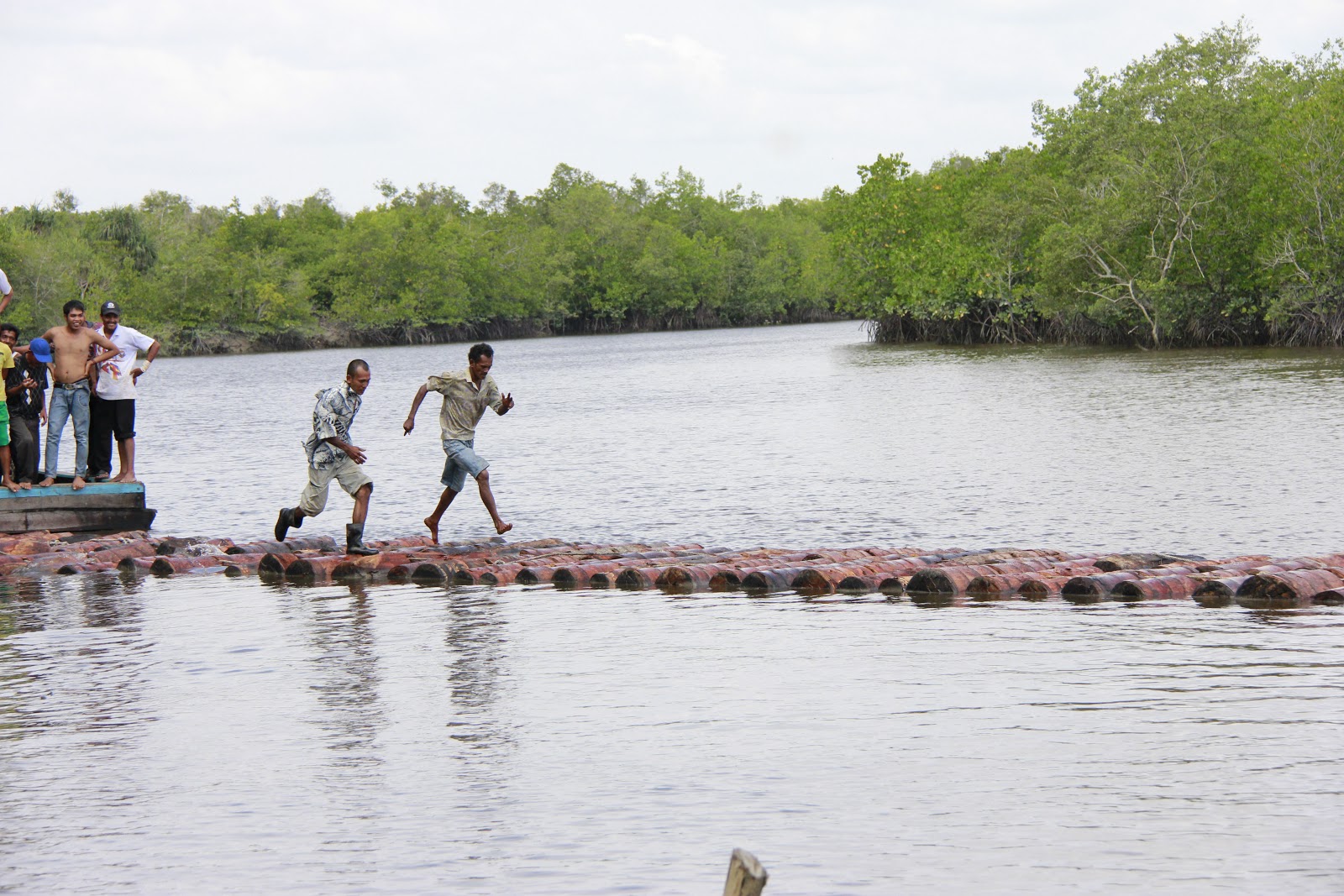 Lomba Lari Unik Diatas Tual Sagu