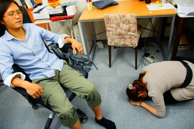 Cara Unik Sekaligus Konyol Wanita Jepang Minta Maaf