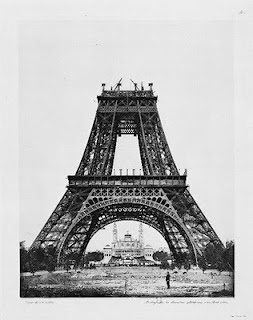 FOTO KONSTRUKSI MENARA EIFFEL