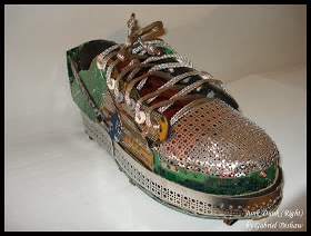 KEREN .... Sepatu ini di Buat dari Leptop Bekas