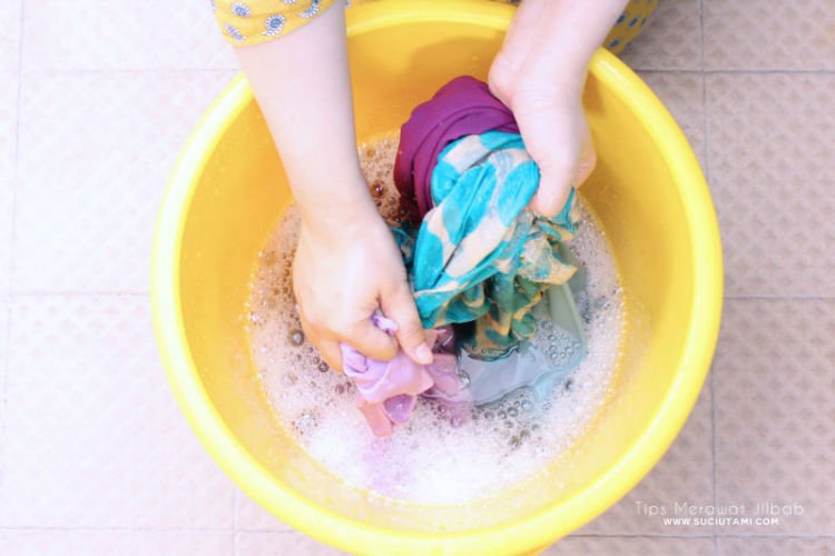 8 Tips Merawat Hijab Agar Awet Dan Tidak Cepat Rusak