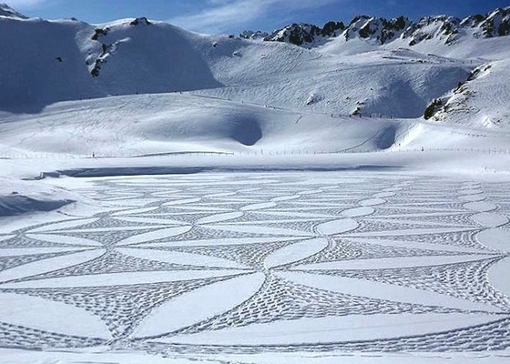 Menakjubkan, Crop Circle di Padang Salju