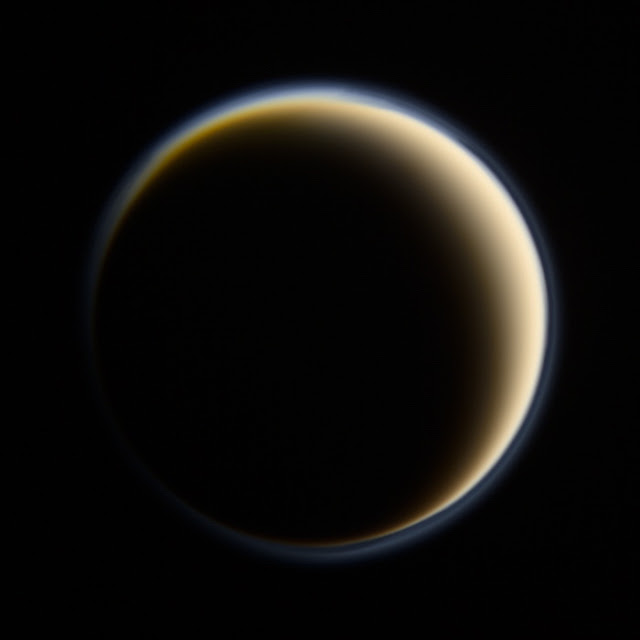 10 Bulan Teraneh dalam Tata Surya