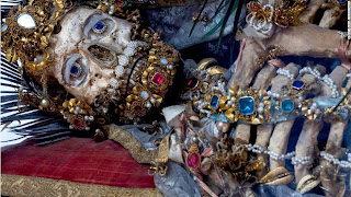 Misteri Tengkorak Bertahtakan Perhiasan di Eropa