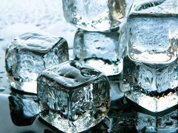 Kenali perbedaan es batu yang dibuat dari air matang atau mentah
