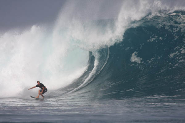 bagi agan2 pecandu surfing....pulau nyang-nyang Mentawai ombaknya menantang
