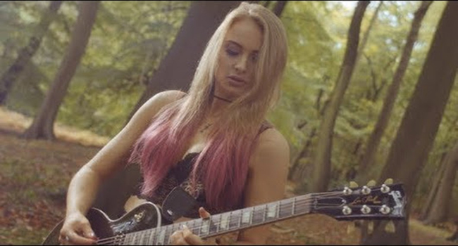 5 Gitaris Cewek Paling Cihuyyy, Sadis Dan Seksih