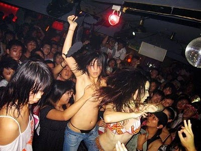 kesurupan-di-trans7-acara-quotdua-duniaquot-01-april-2011