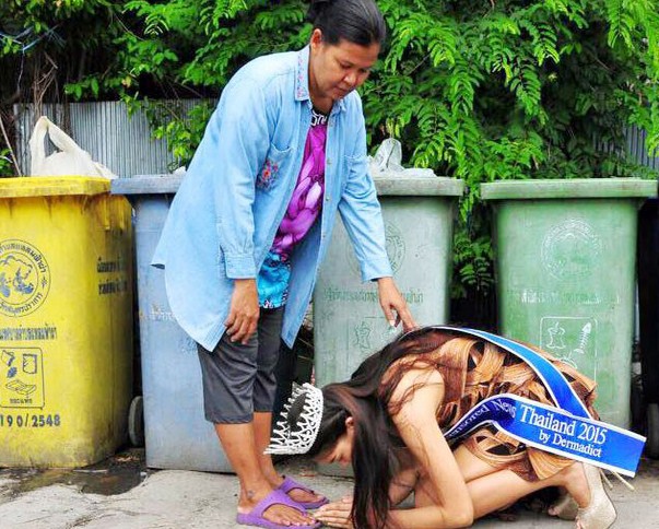 Ratu Kecantikan Ini Cium Kaki Ibunya Yang Bekerja Sebagai Pemulung