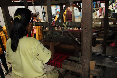 menengok uniknya gang pertenunan,pusat produksi sarung sutra samarinda