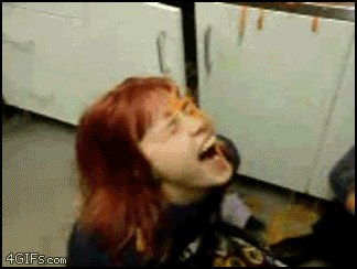 shalat-di-kokpit-pesawat-kopilot-cantik-ini-tuai-pujian