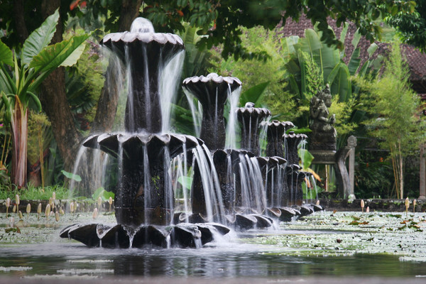 Berjalan di Atas Istana Air Karangasem