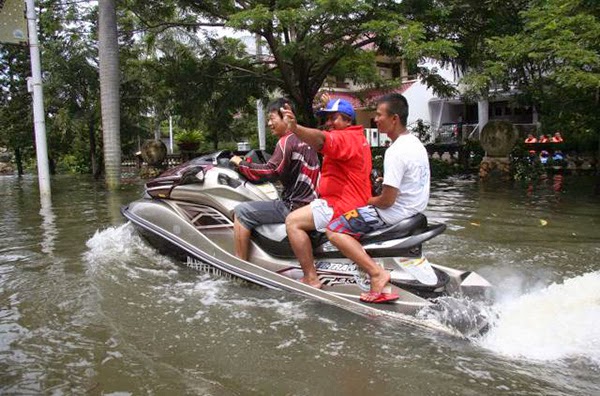 Kejadian yang Hanya Bisa Kamu Lihat di Jalanan Jakarta