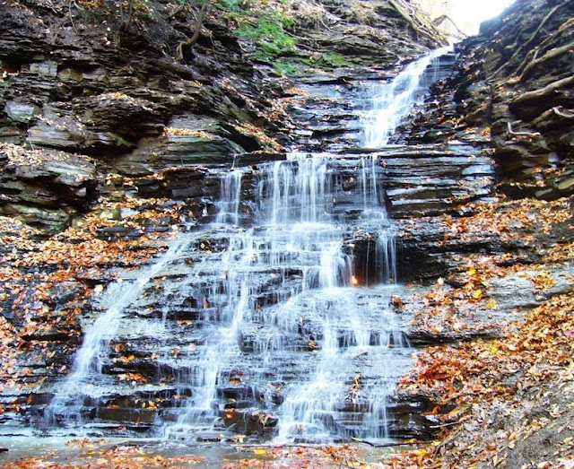 WOW...Api abadi ini Menyala dalam Air Terjun 