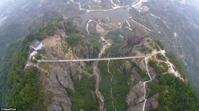 &#91;UNIK&#93; Jembatan Gantung Berlantai Kaca Terpanjang di Dunia