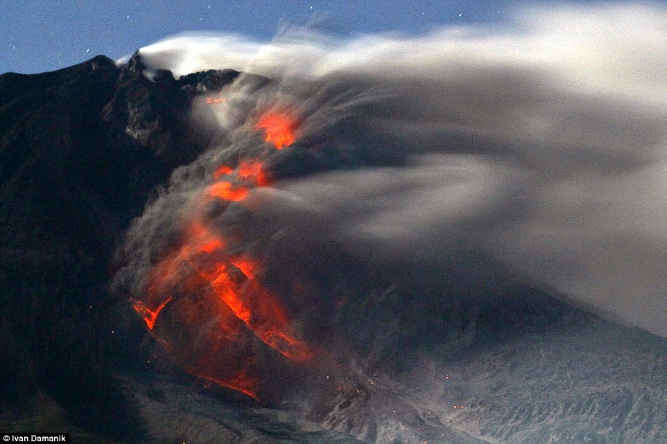 Foto-Foto Dahsyatnya Letusan Erupsi Gunung Sinabung