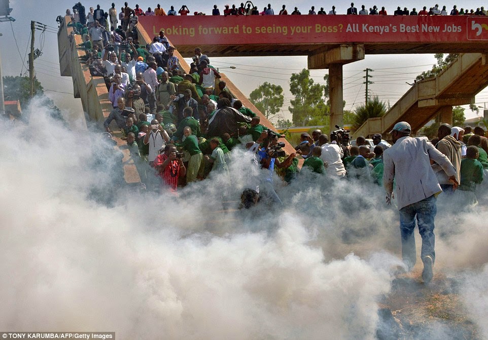 Anak2 dilawan pake Gas Airmata.. Huh!!