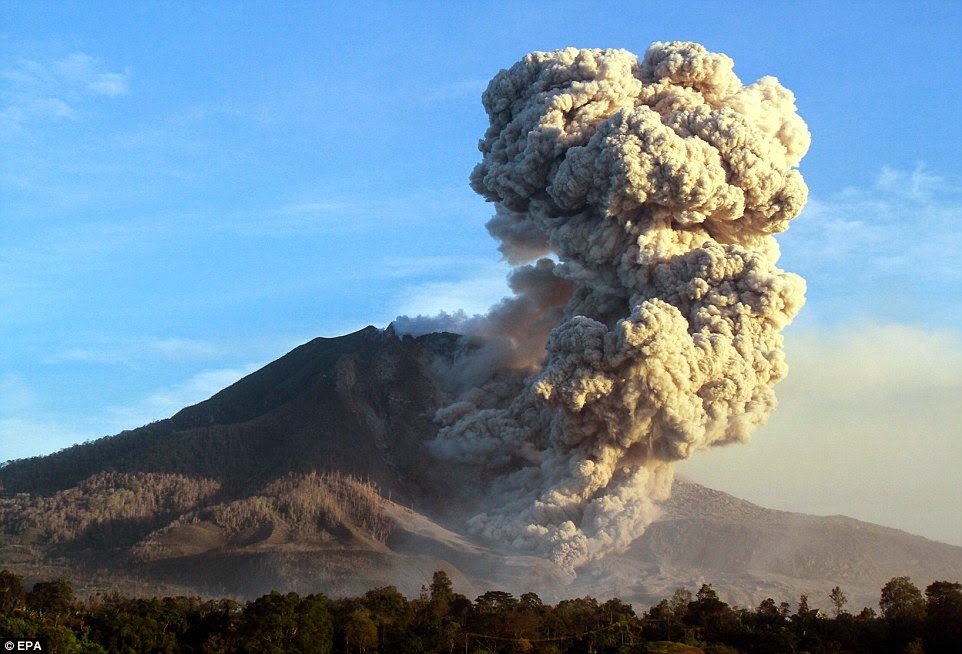 Foto-Foto Dahsyatnya Letusan Erupsi Gunung Sinabung