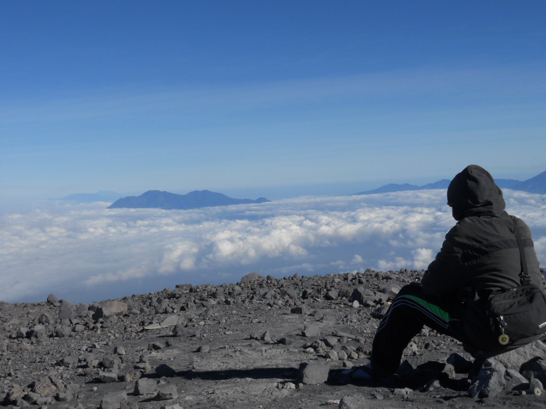 Menjelajah 7 Gunung Terindah di Indonesia Tercinta