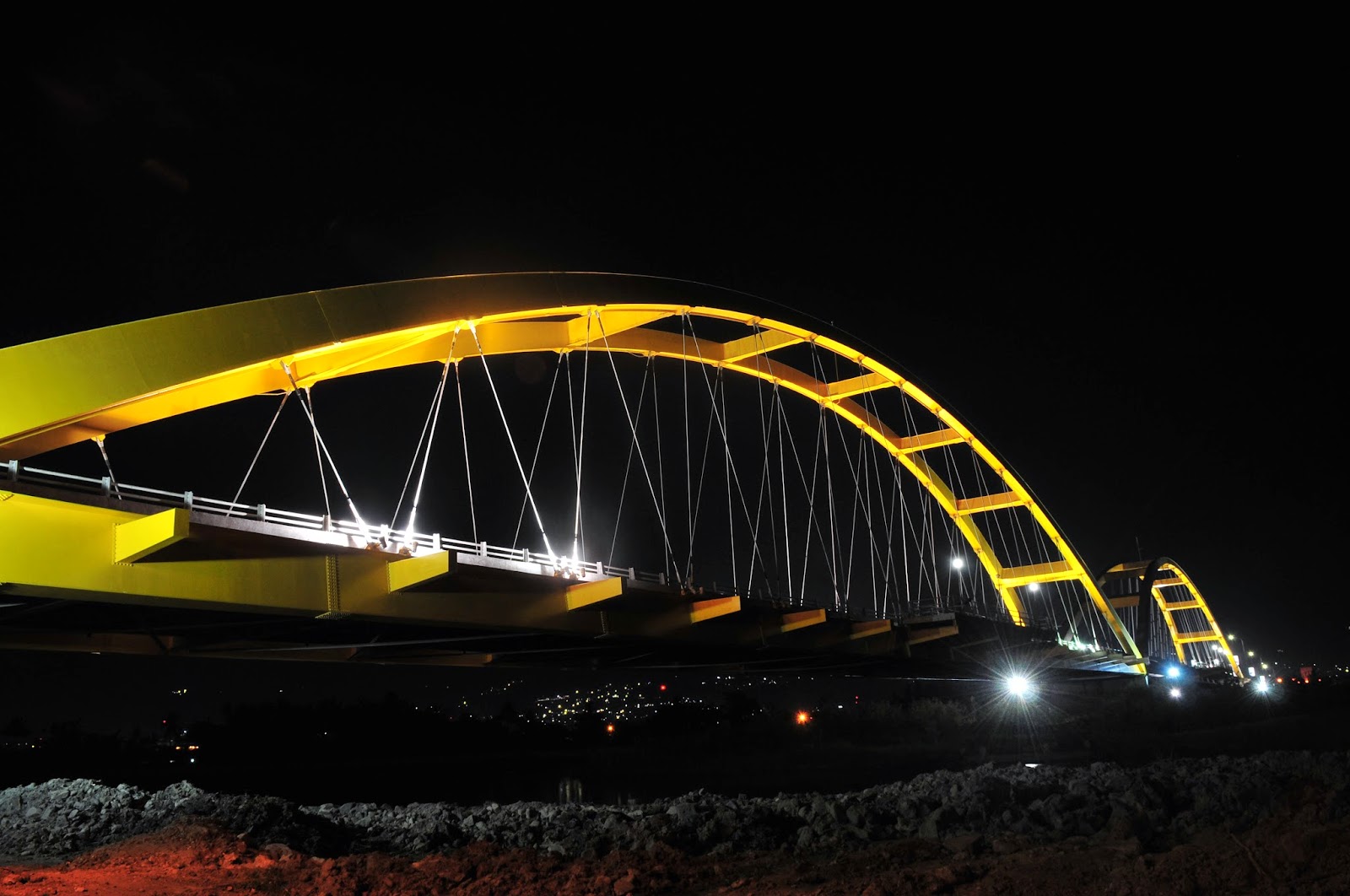 Indahnya Pemandangan Malam Hari Di Kota Indonesia