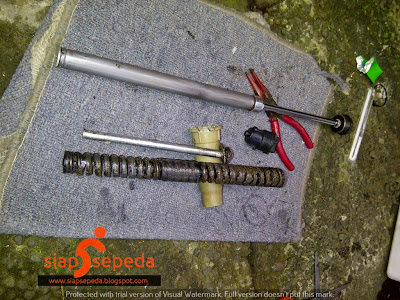 &#91;Sepeda&#93; Cara bongkar front suspension Fork RST DIRT RA 130