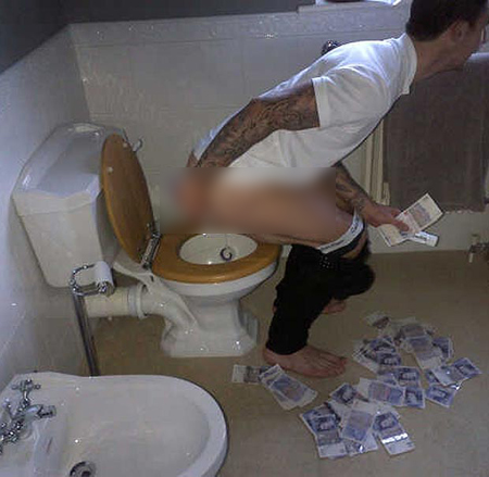 Gila! Uang bisa dipake jadi tisu toilet loh :najis