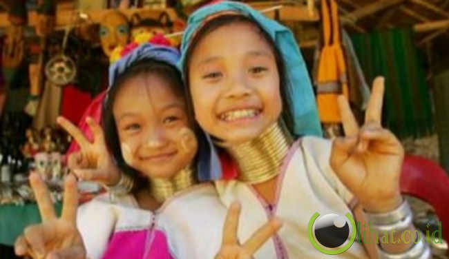 Inspirasi Wanita Ini Memanjangkan Leher dari Suku Kayan Lahwi