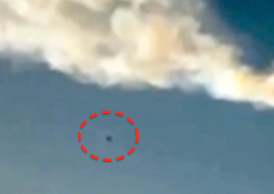 Penampakan UFO saat meteor menghantam atmosfer Rusia februari lalu