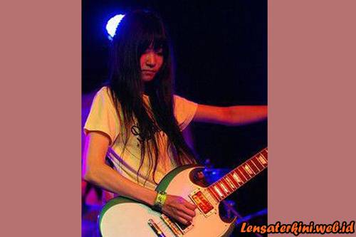 5 Gitaris Wanita Cepang Paling Cantik Bikin Pria Jatuh Hati