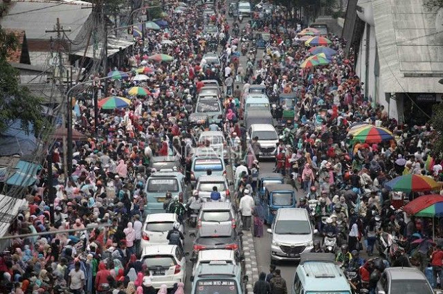 menanti-ketegasan-pemprov-dki-tertibkan-pkl-yang-kuasai-trotoar